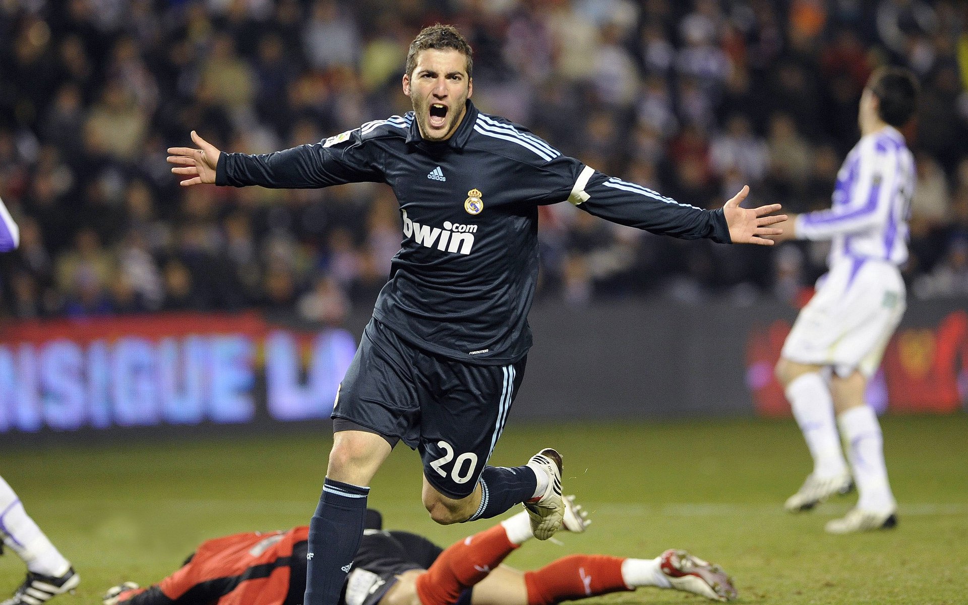 当VAR决定绝杀，体育如何与精确性达成危险交易？当VAR成为裁判，体育公平性与比赛流畅性的危险交易